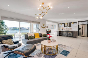 Luxury Waterfront Villa in Sanctuary Lakes, Point Cook
